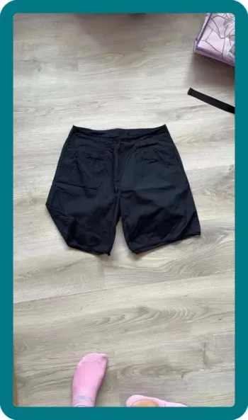Short noir