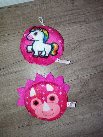 Peluches avec une licorne et un monstre