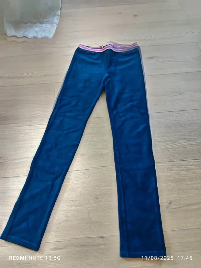 Magnifique pantalon velours bleu du pareil au même taille 10 ans