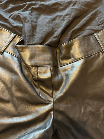 Tenue grossesse maternité. Short en cuir