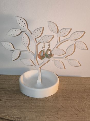 Boucles d’oreilles pendantes marbrées – style goutte multicolore