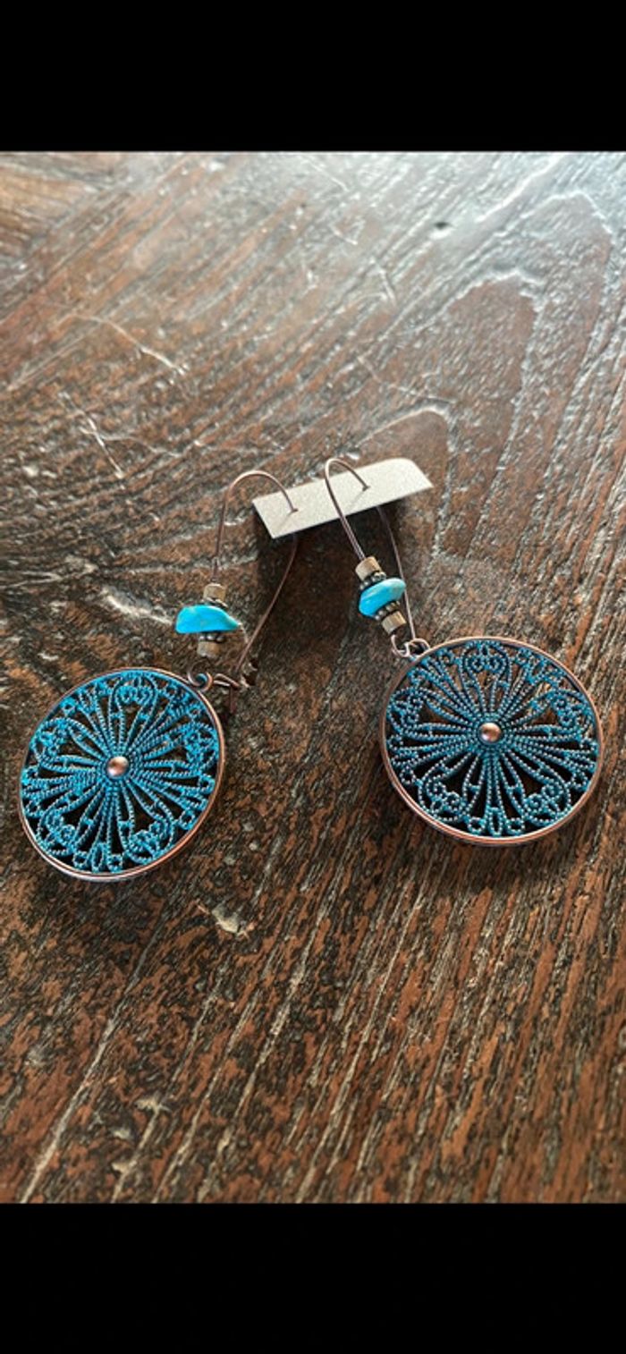 Magnifique paire de boucles d’oreilles avec perles, fleurs ronds et turquoise - photo numéro 2