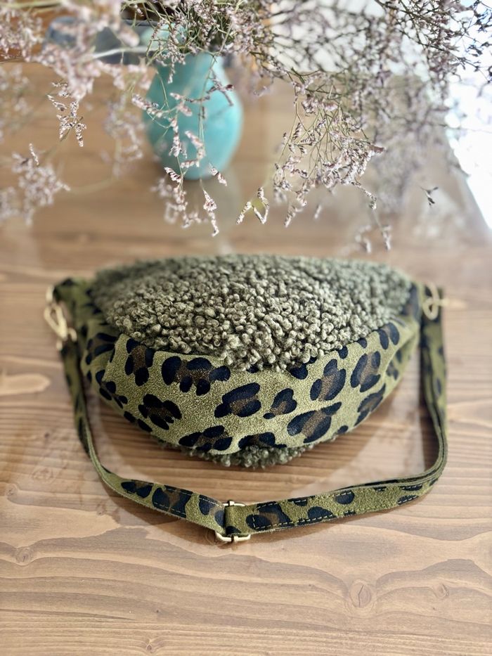 Sac demie-lune moumoute vert kaki et léopard