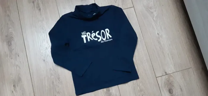 Sous-pull gémo bleu foncé "Petit trésor de maman" 4 ans neuf jamais porté