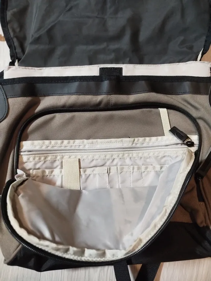 Superbe Sac Bandoulière Nike, Grand Format, Nombreuses poches, idéale etude, travail - photo numéro 7