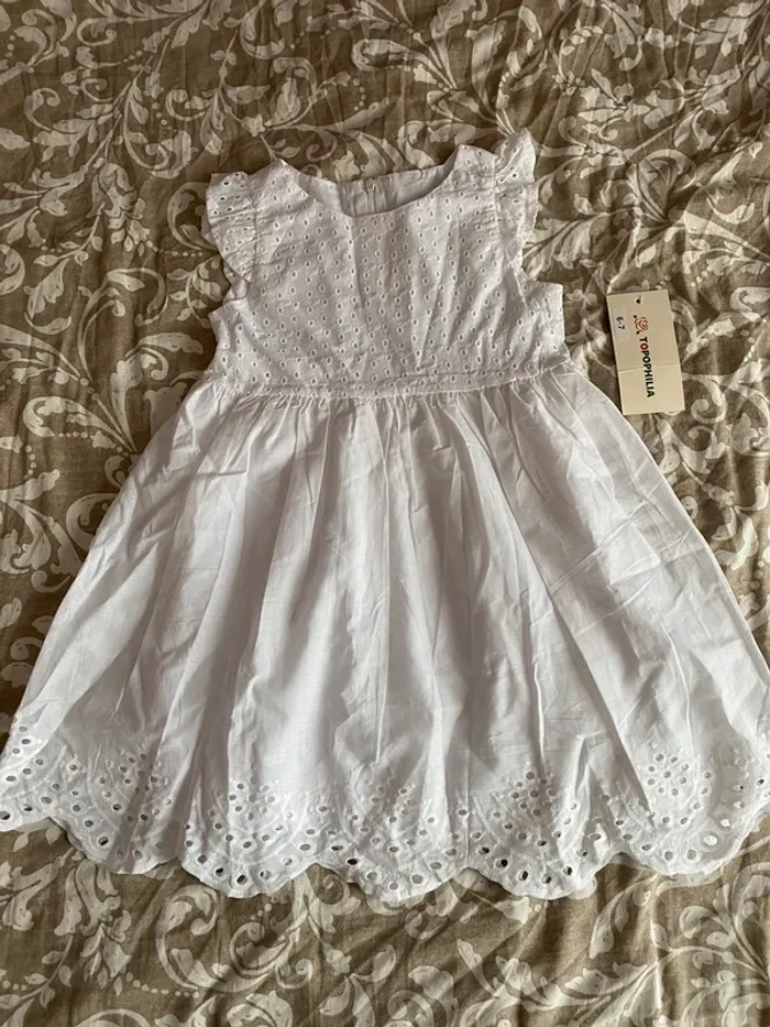 Robe blanche fille 6-7 ans
