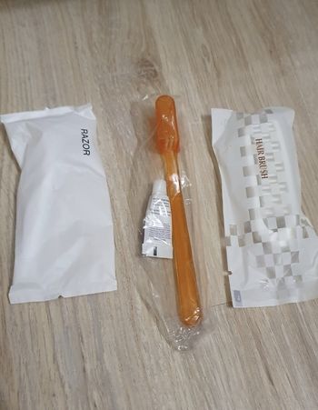 Lot voyage - rasoir, brosse à dent, dentifrice et peigne