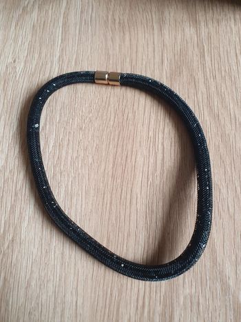 Collier tube avec strass à l'intérieur