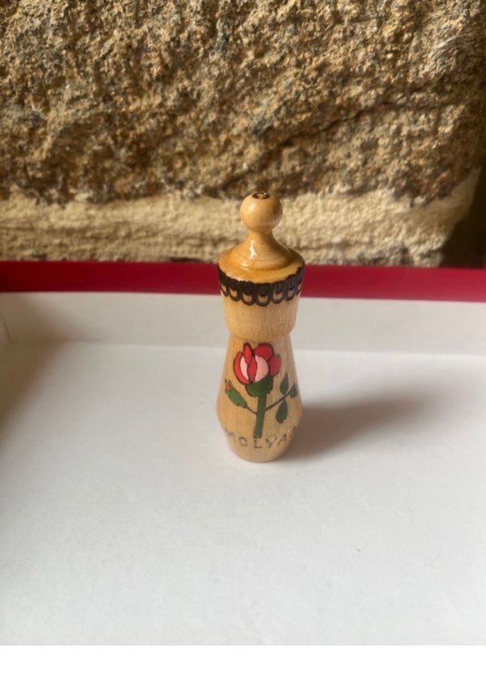 Mini gourde decorative en bois Bulgare avec des gravures et peinture de une rose stylisés avec une petite bouteille 1,5 ml en verre de l’essence de rose Bulgare insérée dans flacon en bois traditionnel - photo numéro 9