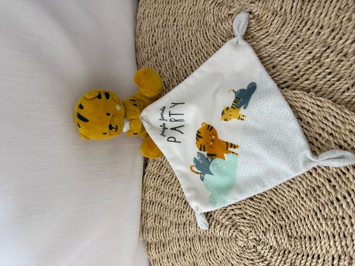 Doudou chat tigre orange mouchoir Jungle friends party SIMBA TOYS KIABI - photo numéro 2