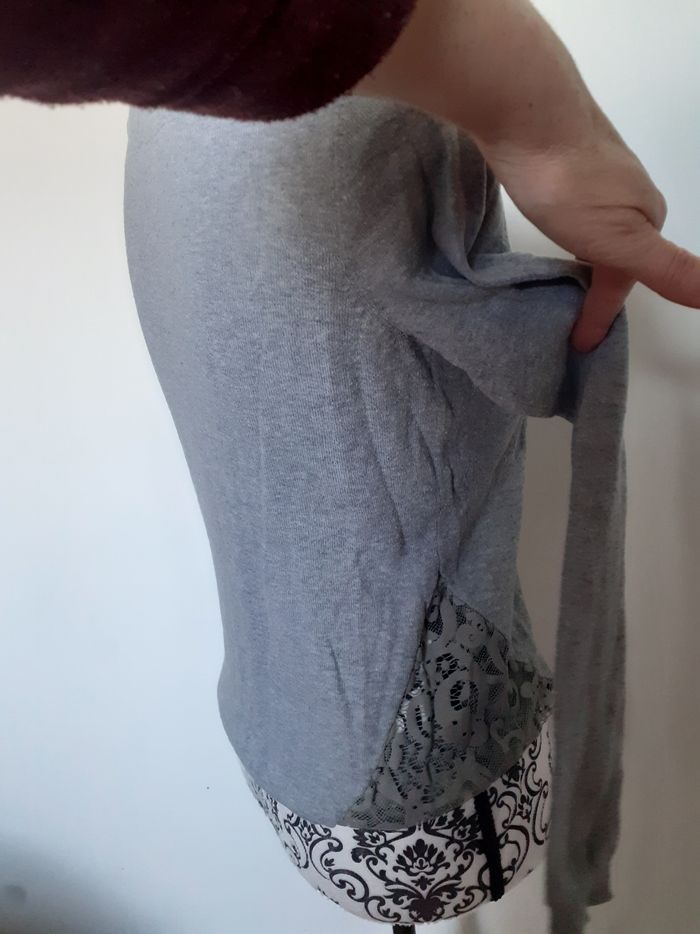 Pull col v avec dentelle taille xs - photo numéro 2