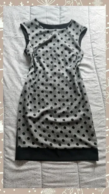 Robe sans manches à pois noirs et gris