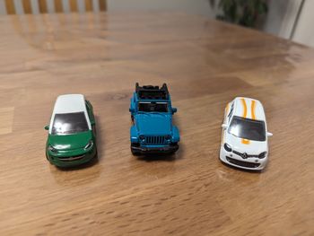 Lot 130 de 3 petites voitures Majorette