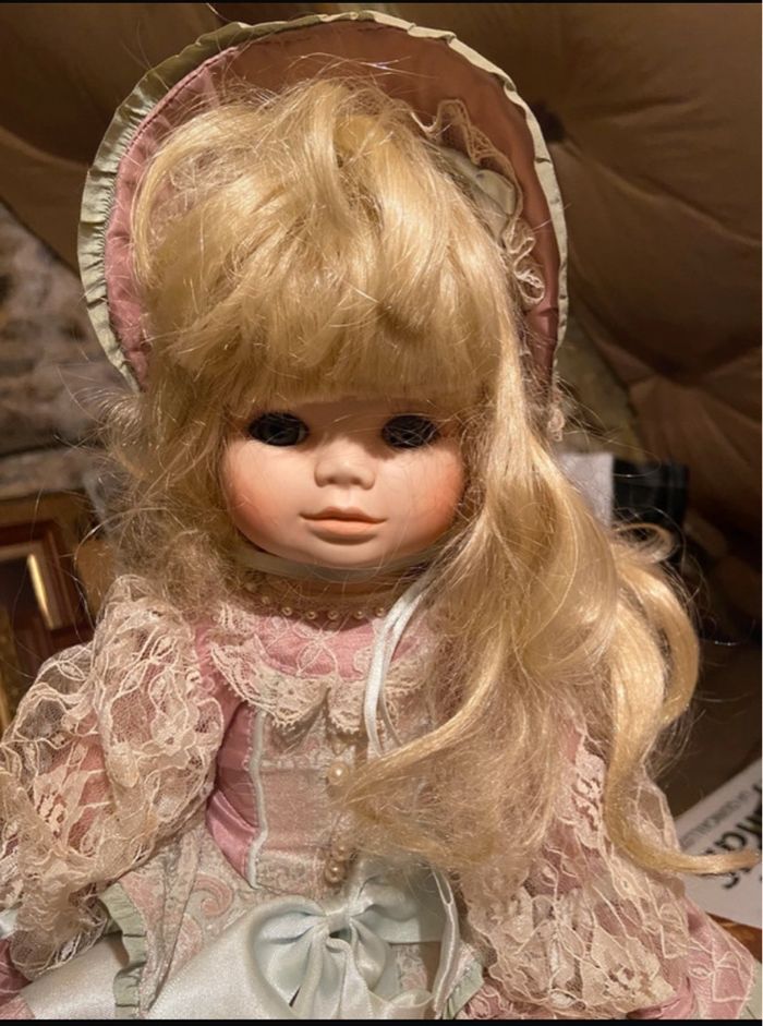 Poupée de collection en porcelaine Ophélie de Mundia - photo numéro 2