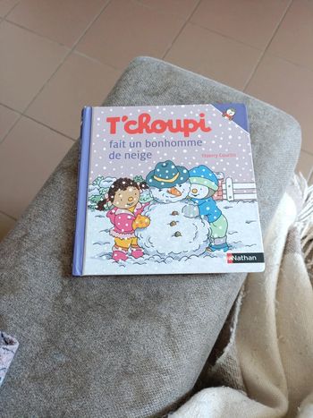 T'choupi fait un bonhomme de neige