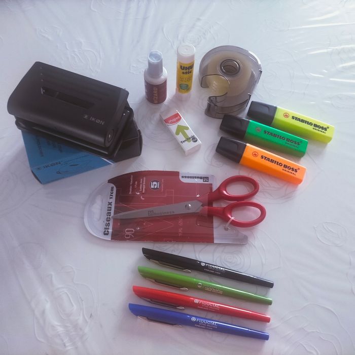 Lot fournitures de bureau.