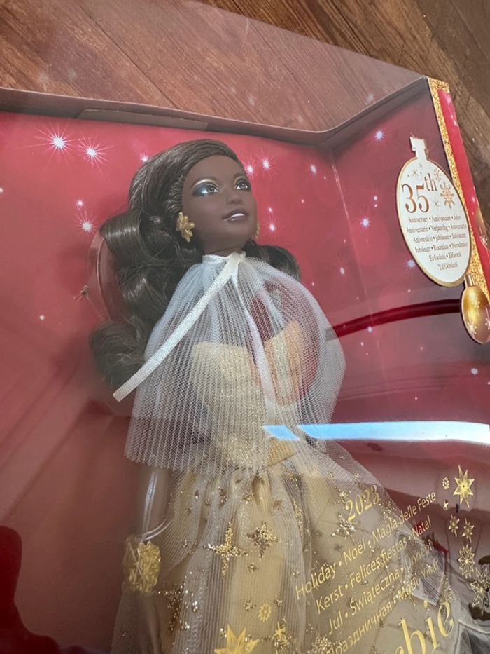 NEUF Barbie Signature - Joyeux Noël 2023 brune métisse noire christmas coffret rouge - photo numéro 2