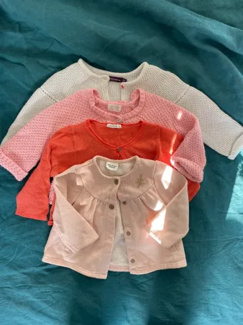 Lot 4 gilets 12 mois