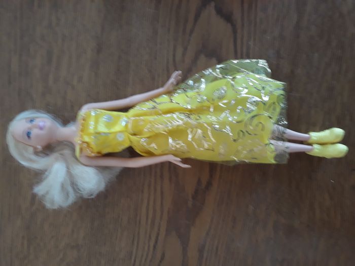 Lot de 3 Barbie avec 2 tenues chacune - photo numéro 3