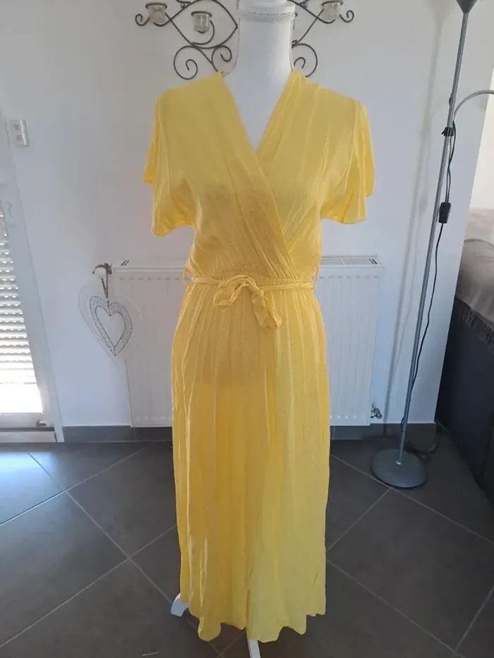 Robe longue jaune d'été