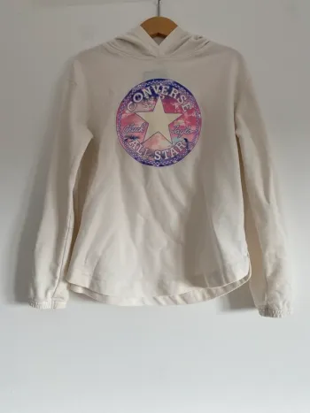 Sweat fin à capuche.