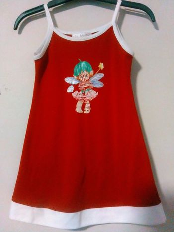 Robe rouge avec fée