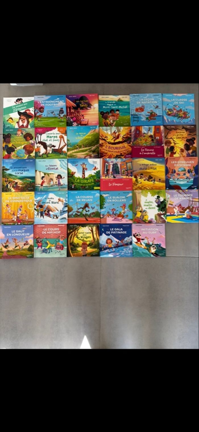 Lot de 32 petits livres hachette