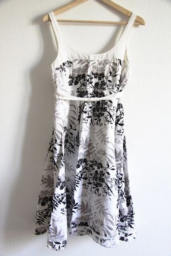Très belle robe printanière Mango à fleurs noires et blanches