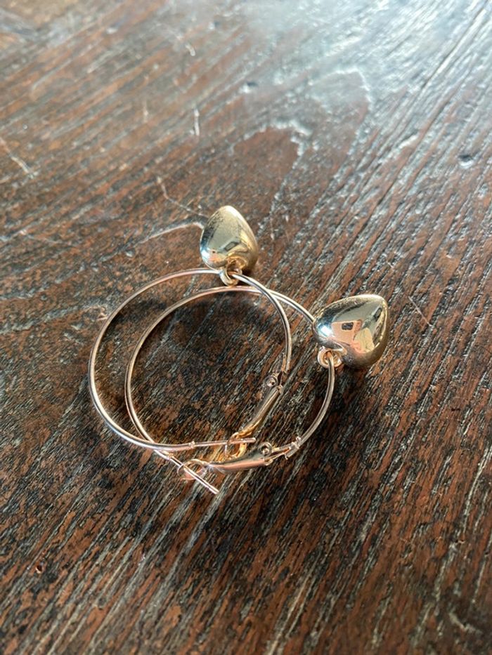 Magnifique paire de boucles d’oreilles avec cœurs - photo numéro 2