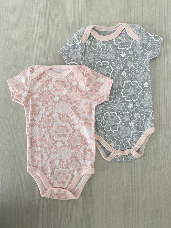 Lot 2 bodies 6 mois NEUF