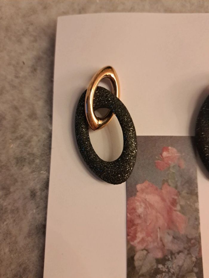 Boucles d'oreilles pendante noir et doré - photo numéro 7