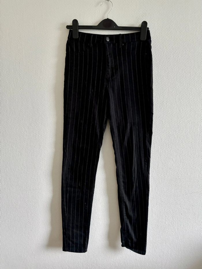 Jean noir à rayures blanches - taille 34