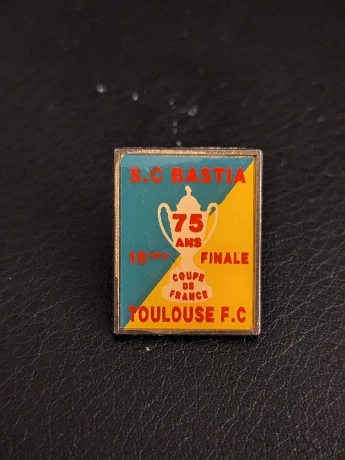 Pin's Coupe de France football Bastia Toulouse
