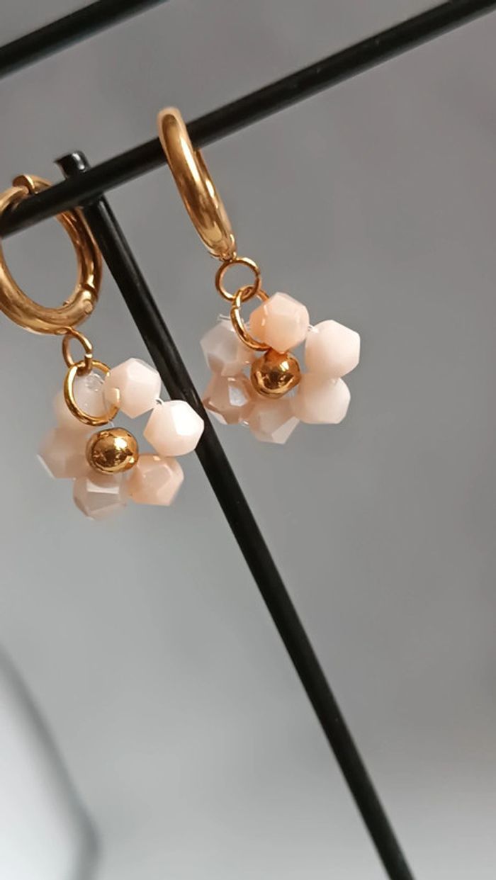 Mini créoles tendance à fleur en perles - photo numéro 2