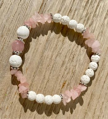 Bracelet en quartz rose et pierres de lave blanches