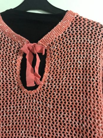 # jolie pull troué rose orangé en laine taille 36 pull body noir offert