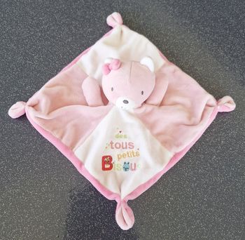 DOUDOU CARRE PLAT CHAT BLANC/ROSE -DES PETITS BISOUS - MOTS D'ENFANTS