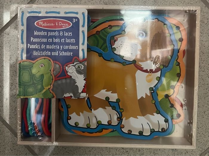 Panneaux en bois et lacets