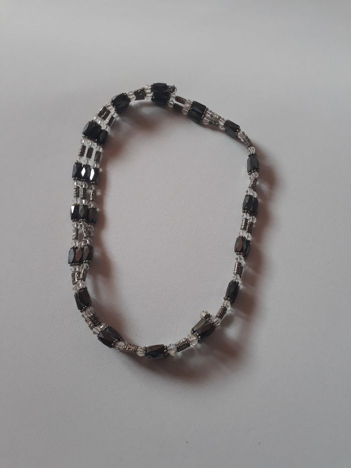 Bracelet / collier aimanté noir, blanc et argenté - photo numéro 4