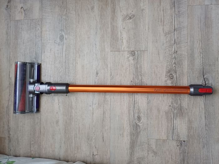 Tube Dyson + brosse fluffy, originaux, en très bon état
