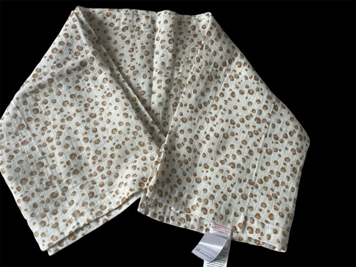 Lot de deux bavoirs en silicone + lange léopard + hochet éléphant - photo numéro 2