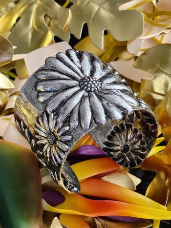 Gros bracelet manchette avec ses fleurs en acier inoxydable