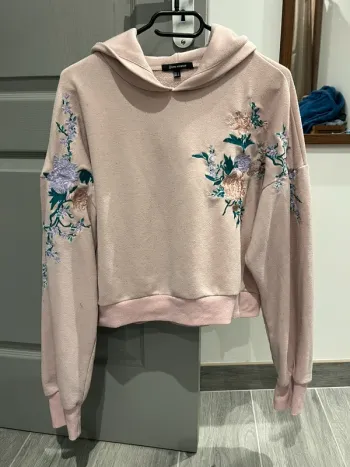 Pull fleuri à capuche