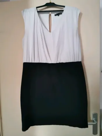 Robe noire et blanche