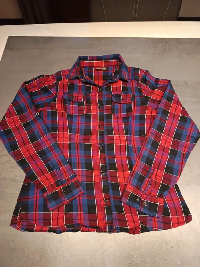 Vends chemise a pression taille 12 ans Bil K .