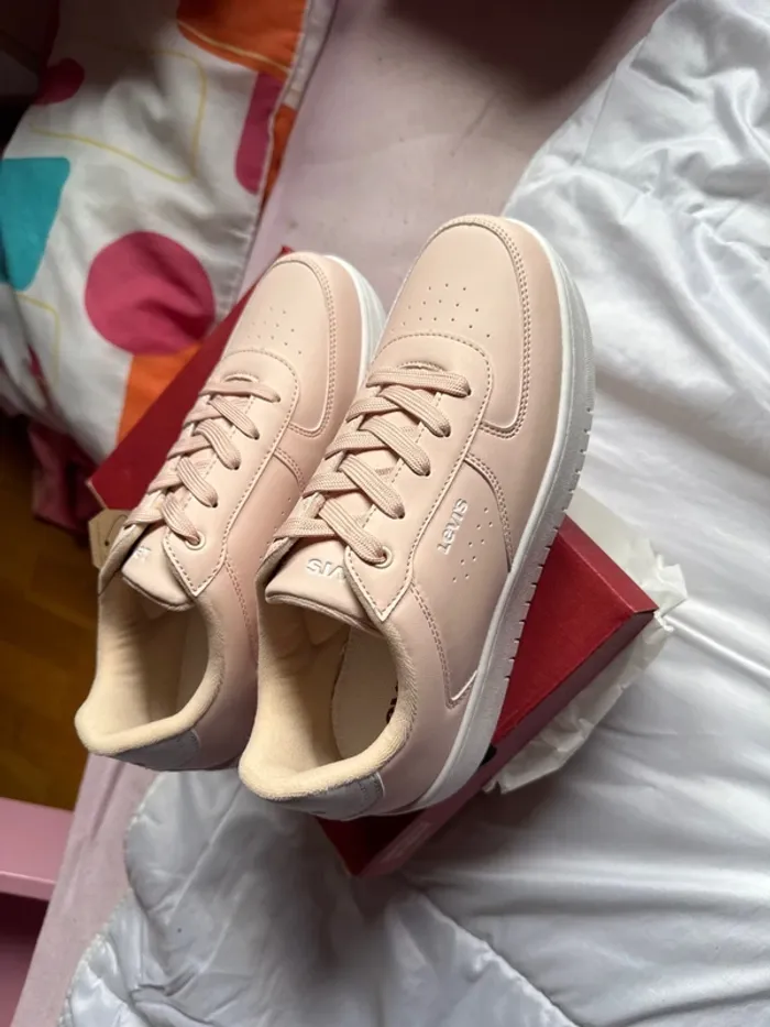 Superbes baskets Levi’s rose neuves avec étiquette pointure 39 - photo numéro 4