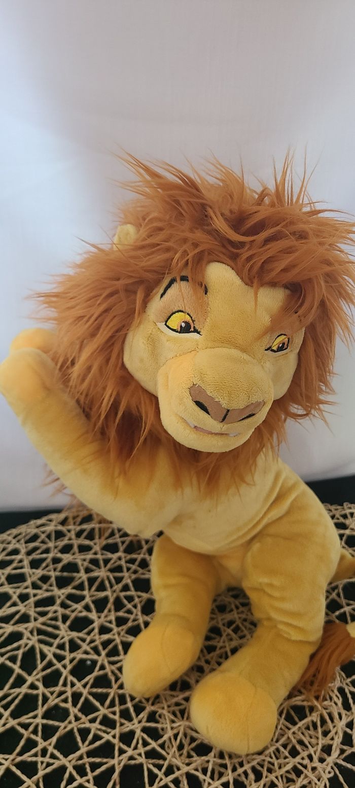 Peluche Mufasa Le Roi Lion Disney Parks 2020 Disneyland jaune couché