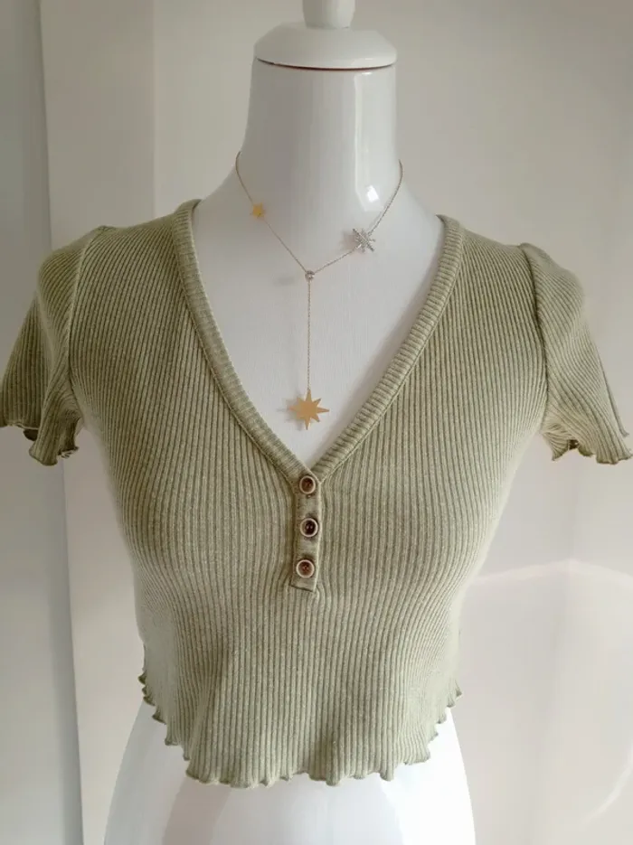 Haut court crop top côtelé vert amande boutons col V T.38 Pull&Bear