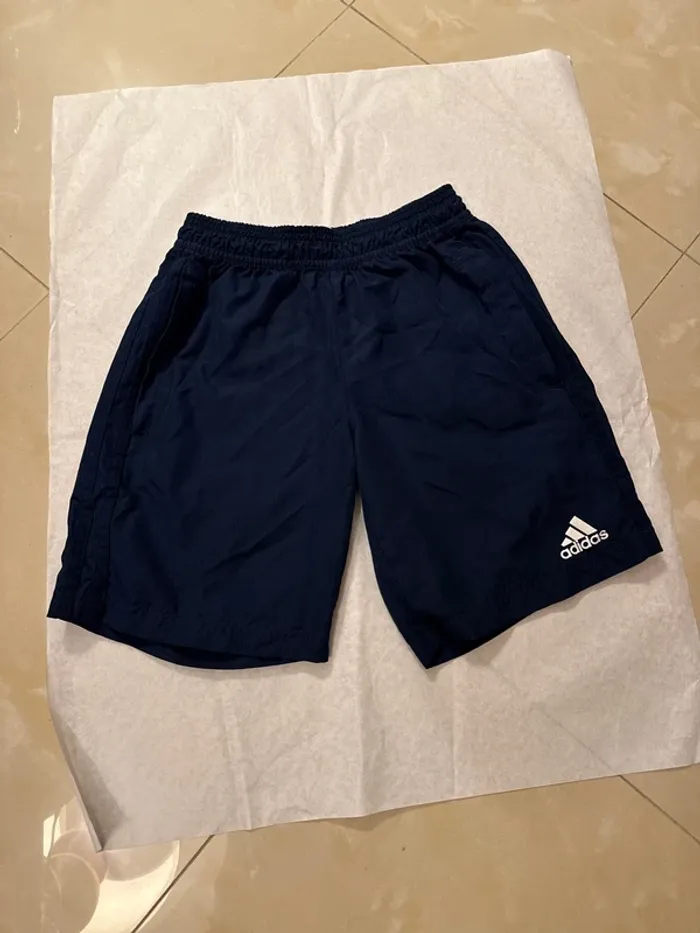 Short Adidas taille 9/10 ans 2 poches avec zip