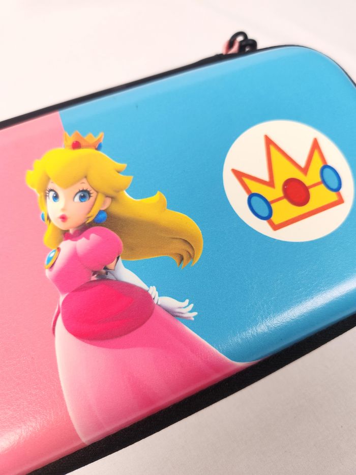 Étui de Transport Nintendo Switch PDP Slim Deluxe - Princesse Peach Rose & Bleu - photo numéro 3